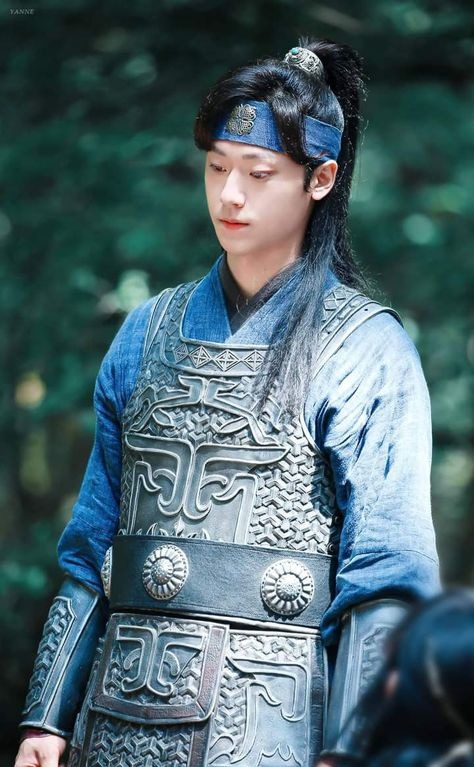 Vai diễn 'người tình ngàn năm' Go Chung Myung của Lee Do Hyun trong 'Hotel Del Luna' đã để lại nhiều ấn tượng cho khán giả. Bên cạnh sức hút của nam chính, Lee Do Hyun được nhiều sự quan tâm bởi ngoại hình đẹp trai cùng nụ cười tỏa nắng trong tạo hình cổ trang đẹp mắt.