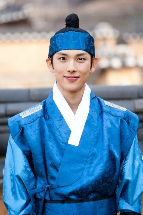 Im Si Wan (ZE:A) đã có màn hoá thân xuất sắc vào nhân vật Heo Yeom văn võ song toàn trong Mặt Trăng Ôm Mặt Trời. Bộ phim cũng giúp Im Si-wan thành công thoát mác thần tượng đi đóng phim và khiến người hâm mộ mê mẩn với tạo hình cổ trang ấn tượng.