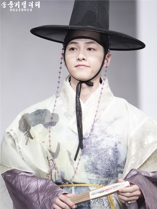 Trong Chuyện tình ở Sung Kyunkwan, Song Joong Ki bằng diễn xuất chân thật với ánh mắt hút hồn của mình đã thể hiện thành công hình ảnh một chàng thư sinh tinh nghịch, thông minh và hết lòng vì bạn bè. Nụ cười tỏa nắng của Song Joong Ki trong tạo hình cổ trang thực đã toát lên khí chất thư sinh cuốn hút. Điều này thậm chí còn khiến chồng cũ Song Hye Kyo được yêu thích trong phim hơn cả nam chính Yoo Chun