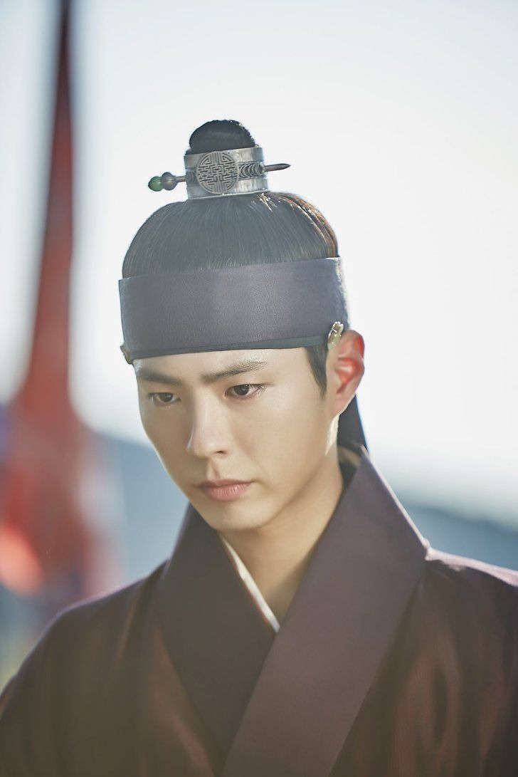 Trong 'Mây họa ánh trăng', tạo hình cổ trang mà Park Bo Gum thể hiện hoàn toàn đúng với hình tượng một thế tử trẻ tuổi nhưng có lòng chân thành, có nhiệt huyết và ý chí quyết đoán mạnh mẽ. Từng ánh mắt, cử chỉ và ngay cả nụ cười tươi sáng của anh trong bộ phim này hoàn toàn thật sự chạm đến lòng người