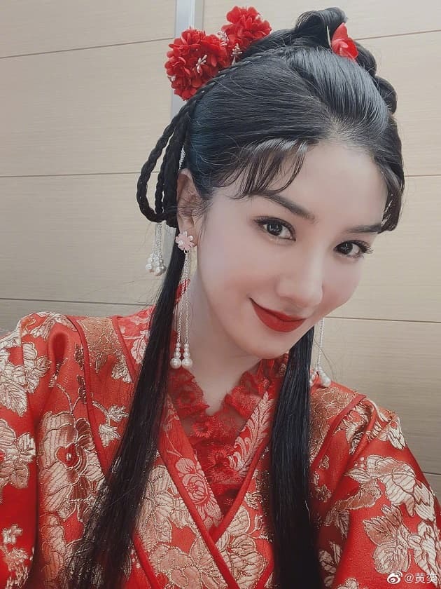 Khó có thể tin đây là nhan sắc ở tuổi 44 của Huỳnh Dịch