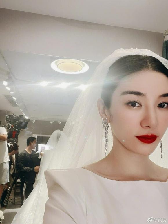 Vẻ đẹp ở tuổi 44 của Huỳnh Dịch trong hình ảnh cô dâu mới đây