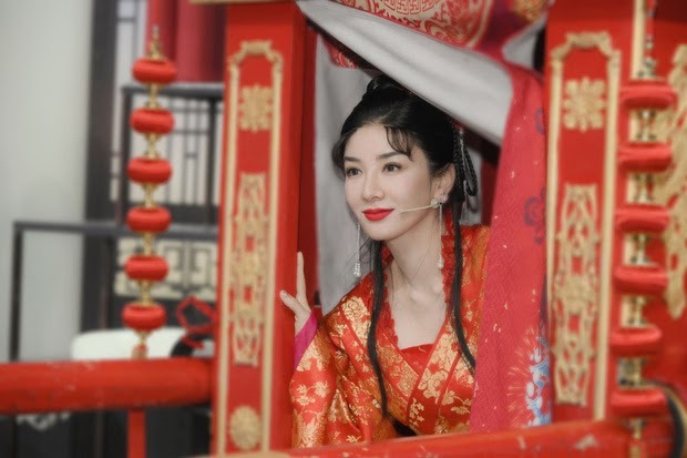 Huỳnh Dịch 'Lên nhầm kiệu hoa' lộ visual đỉnh cao ở tuổi 44 hậu nghi vấn tái hôn - Ảnh 2