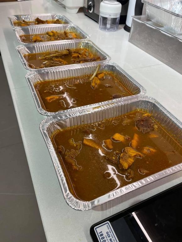 Anh Đức nhận hỗ trợ đồ ăn của vợ chồng bạn thân. Ảnh: FBNV Anh Đức nhận hỗ trợ đồ ăn của vợ chồng bạn thân. Ảnh: FBNV