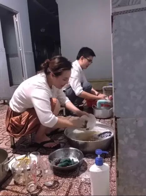 Doanh nhân Ngọc Tiền nhanh nhẹn, tháo vát với những công việc nhà từ nhỏ nhất.Ảnh: Chụp màn hình Doanh nhân Ngọc Tiền nhanh nhẹn, tháo vát với những công việc nhà từ nhỏ nhất.Ảnh: Chụp màn hình