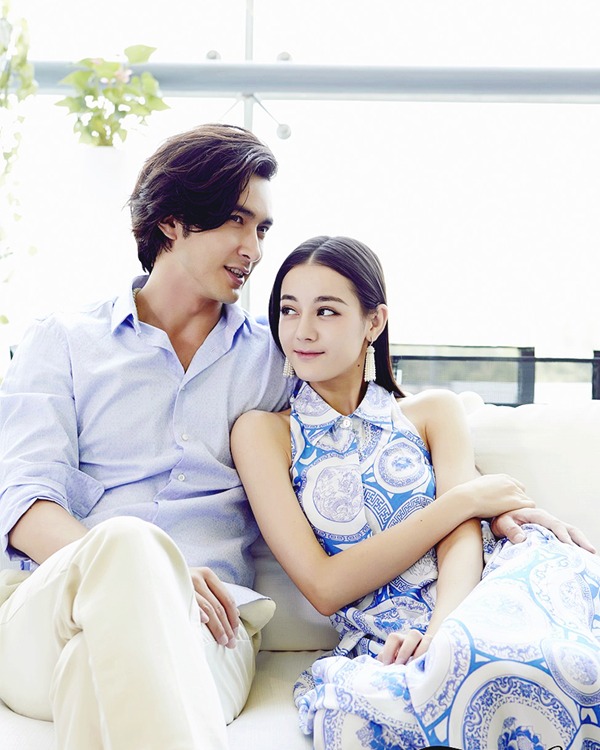 Cao Vỹ Quang chính là mỹ nam chiếm giữ nụ hôn đầu tiên trên màn ảnh của mỹ nhân Tân Cương - Địch Lệ Nhiệt Ba trong bộ phim Tình yêu thời Weibo. Sang đến Tam sinh tam thế thập lý đào hoa, cả hai tiếp tục có những màn tương tác tình cảm và đầy ấn tượng