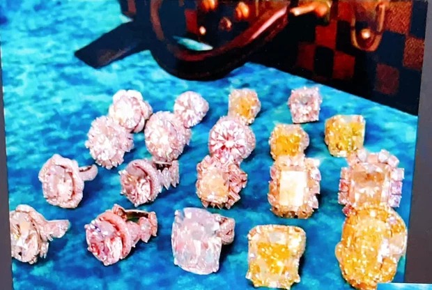 BST kim cương 'lóa mắt' của bà Phương Hằng, giá trị nhất là viên kim cương 'big size' khiến bao người ao ước 2 BST kim cương 'lóa mắt' của bà Phương Hằng, giá trị nhất là viên kim cương 'big size' khiến bao người ao ước 2
