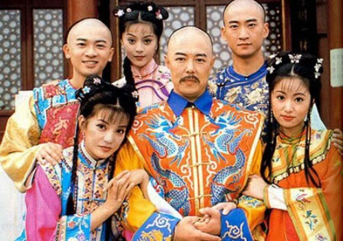 'Hoàn Châu cách cách' là loạt phim kinh điển do Đài Loan và Trung Quốc hợp tác sản xuất vào năm 1997. Bộ phim đã đưa tên tuổi của Triệu Vy, Lâm Tâm Như, Phạm Băng Băng, Tô Hữu Bằng... thành ngôi sao hạng A, lừng danh không chỉ ở Trung Quốc mà còn ở nhiều quốc gia châu Á khác trong đó có Việt Nam