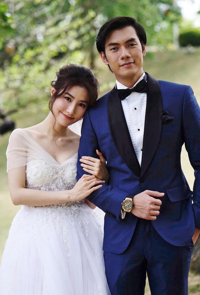Mỹ nhân Việt hóa cô dâu màn ảnh nhỏ: Phương Oanh khí chất vợ 'tổng tài', Hồng Diễm sang chảnh nét tiểu thư - Ảnh 6 Mỹ nhân Việt hóa cô dâu màn ảnh nhỏ: Phương Oanh khí chất vợ 'tổng tài', Hồng Diễm sang chảnh nét tiểu thư - Ảnh 6