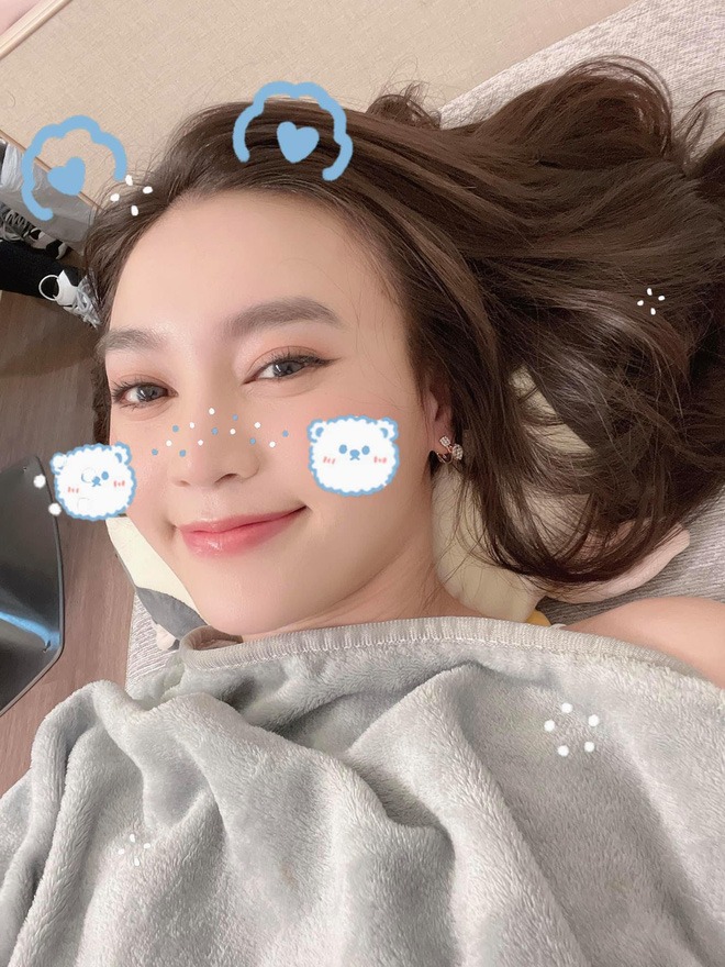 Ninh Dương Lan Ngọc lộ ảnh 'gối chăn' sõng soài khiến dân tình trào dâng cảm xúc - Ảnh 1 Ninh Dương Lan Ngọc lộ ảnh 'gối chăn' sõng soài khiến dân tình trào dâng cảm xúc - Ảnh 1
