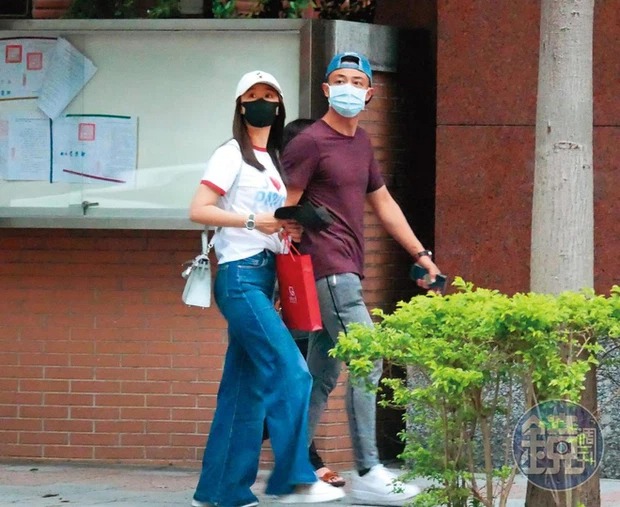 Lâm Tâm Như và Hoắc Kiến Hoa ngang nhiên 'ló mặt' sau khi 'đào tẩu' giữa biến thanh trừng Cbiz? - Ảnh 2