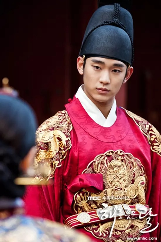 6 quân vương điển trai nhất màn ảnh Hàn: Song Joong Ki nghiêm nghị và quyền lực, Lee Min Ho khí chất ngời ngời - Ảnh 2 6 quân vương điển trai nhất màn ảnh Hàn: Song Joong Ki nghiêm nghị và quyền lực, Lee Min Ho khí chất ngời ngời - Ảnh 2