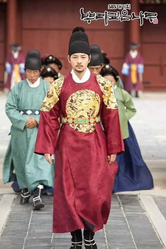 Song Joong Ki uy quyền và đầy khí chất Song Joong Ki uy quyền và đầy khí chất