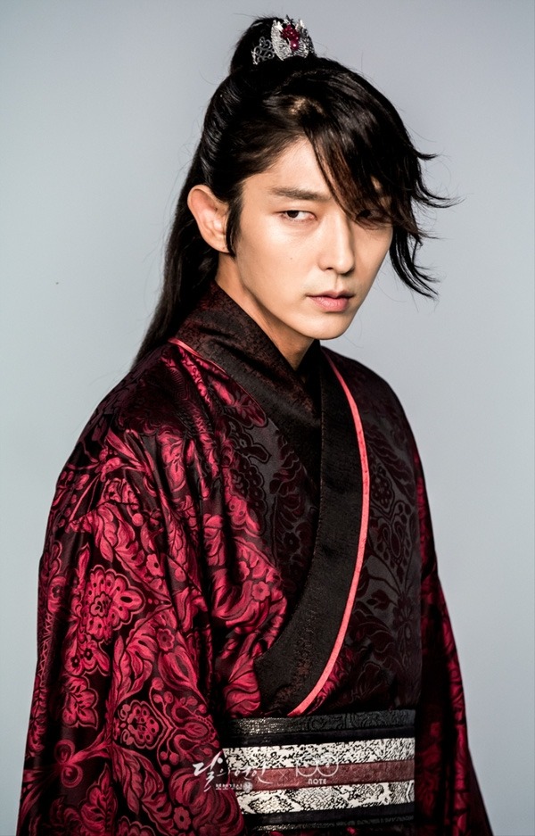 6 quân vương điển trai nhất màn ảnh Hàn: Song Joong Ki nghiêm nghị và quyền lực, Lee Min Ho khí chất ngời ngời - Ảnh 7 6 quân vương điển trai nhất màn ảnh Hàn: Song Joong Ki nghiêm nghị và quyền lực, Lee Min Ho khí chất ngời ngời - Ảnh 7