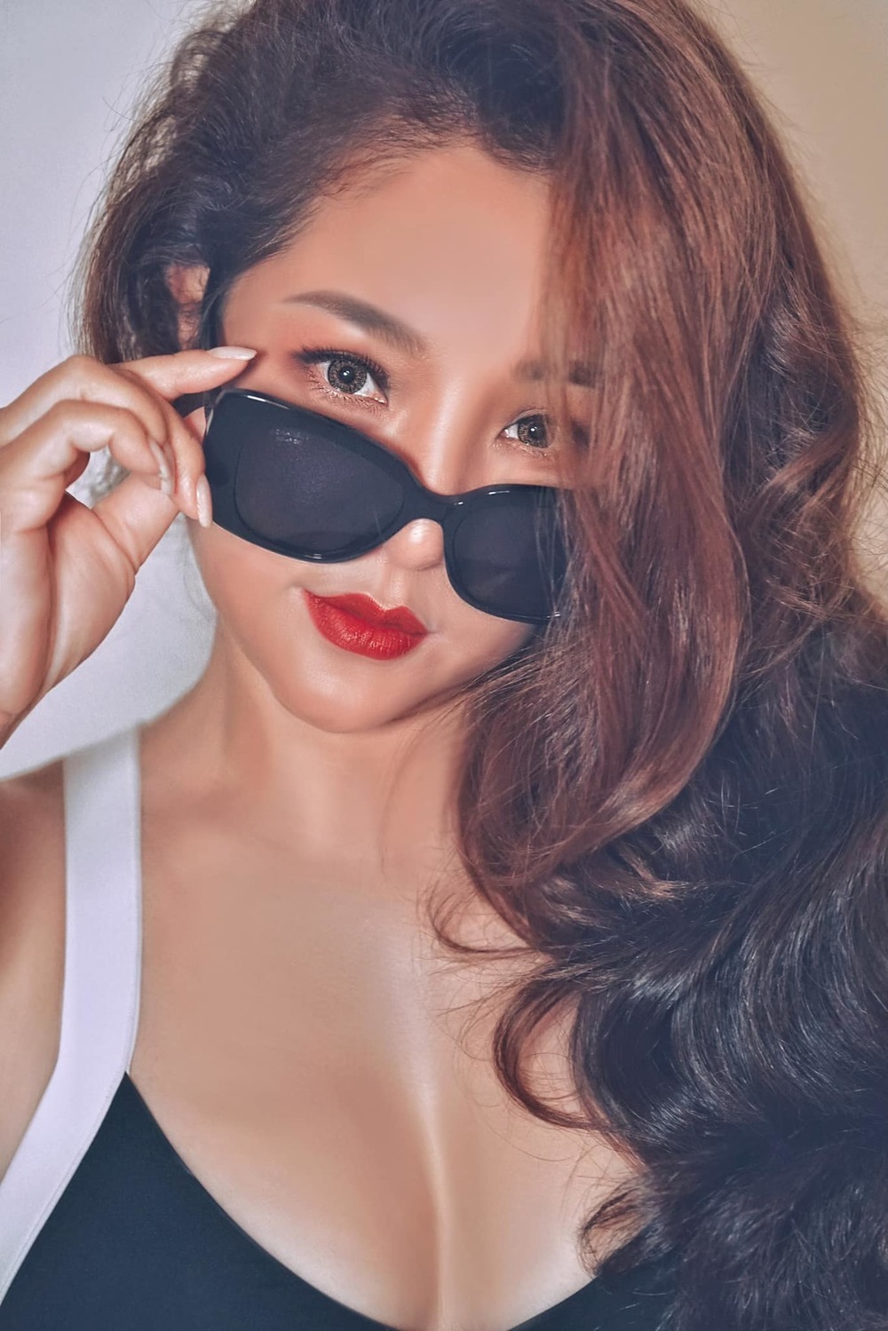 Buông bỏ Kim Ngân, Thúy Nga bùng nổ nhan sắc khi khoe đường cong 'tràn viền' - Ảnh 1 Buông bỏ Kim Ngân, Thúy Nga bùng nổ nhan sắc khi khoe đường cong 'tràn viền' - Ảnh 1