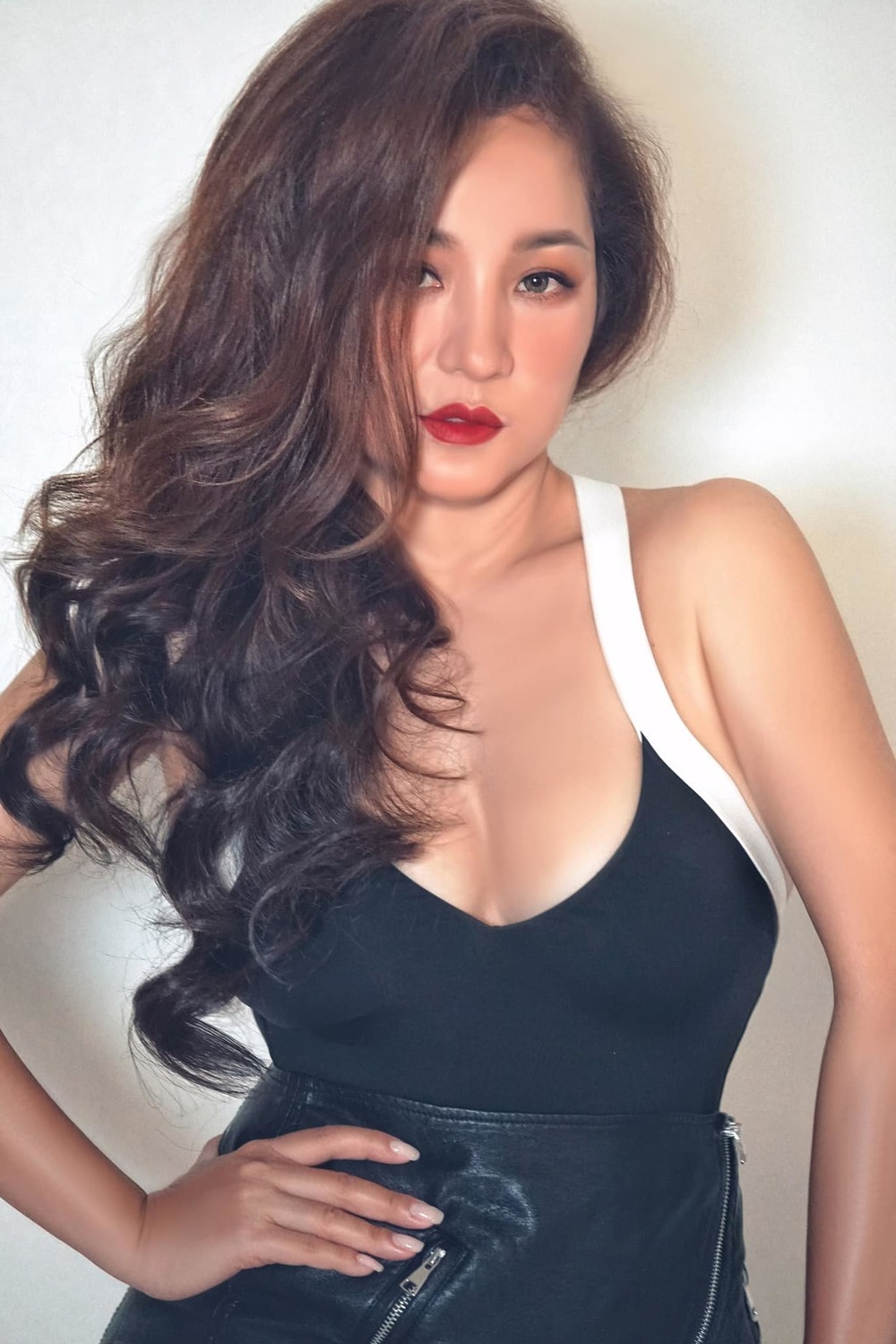 Trau chuốt ngoại hình với phong cách thời thượng, lối makeup đậm khiến Thúy Nga sang chảnh hơn rất nhiều. Ảnh: FBNV