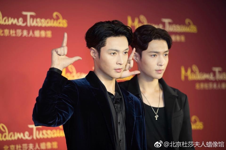 Khi cả hai đứng cạnh nhau, có lòng có thể nhận biết đâu là Trương Nghệ Hưng thật, đâu là Trương Nghệ Hưng tượng sáp