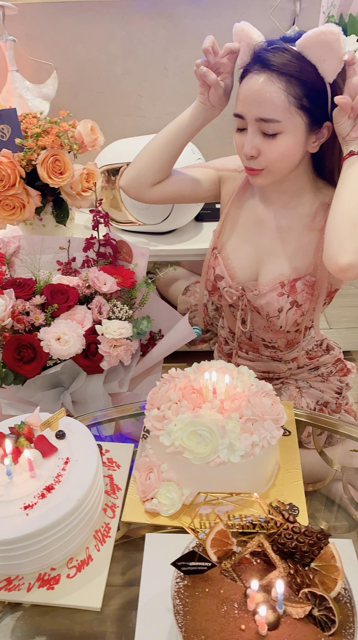 Màn khoe vẻ đẹp phồn thực, ẩn hiện trong lớp áo mỏng manh của Quỳnh Nga. Ảnh: FBNV