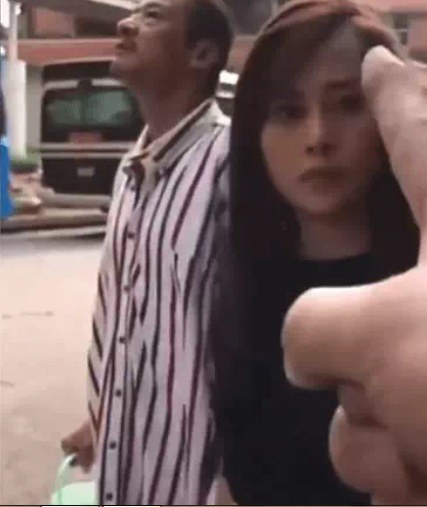 Dũng liên tục khiêu khích Nam và ông Sinh. Ảnh: Chụp màn hình Dũng liên tục khiêu khích Nam và ông Sinh. Ảnh: Chụp màn hình