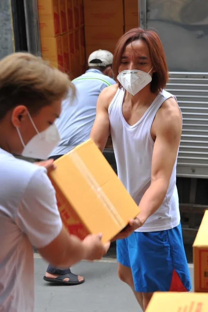 Việt Hương lòng đầy lo lắng cho ông xã sau khoảng thời gian miệt mài từ thiện. Ảnh: FBNV Việt Hương lòng đầy lo lắng cho ông xã sau khoảng thời gian miệt mài từ thiện. Ảnh: FBNV