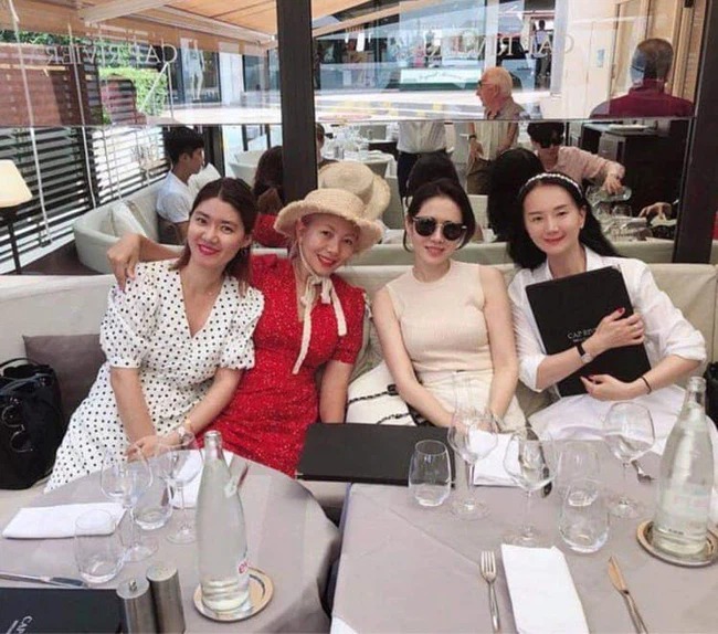 Son Ye Jin đã xóa đi hình ảnh chụp chung với ekip của mình. Ảnh: IG