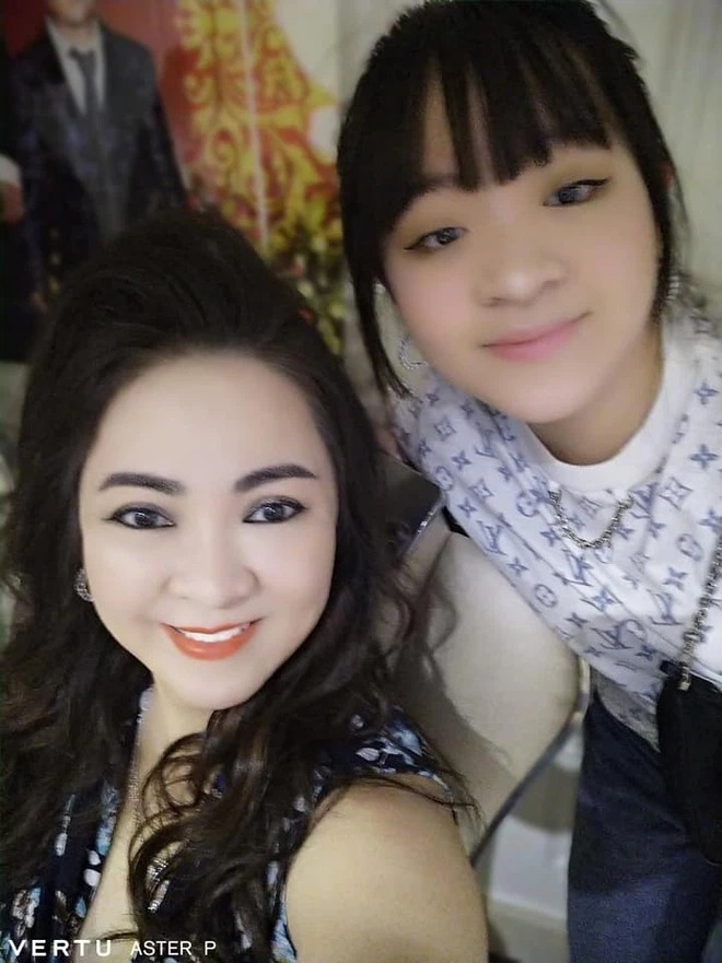 Bà Phương Hằng hiếm hoi hé lộ về hạnh phúc nơi 'danh gia vọng tộc' 4 Bà Phương Hằng hiếm hoi hé lộ về hạnh phúc nơi 'danh gia vọng tộc' 4