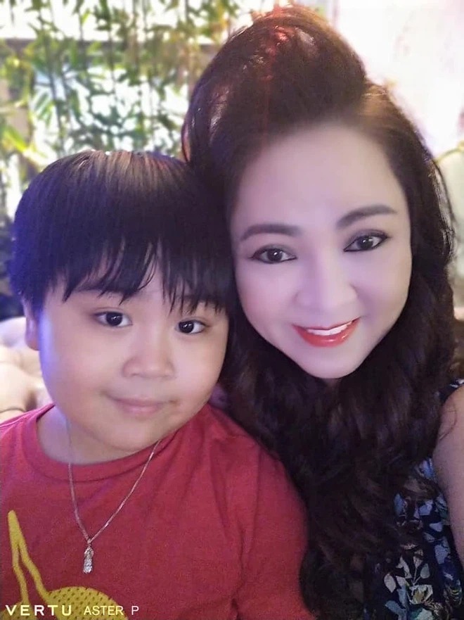 Bà Phương Hằng hiếm hoi hé lộ về hạnh phúc nơi 'danh gia vọng tộc' 5 Bà Phương Hằng hiếm hoi hé lộ về hạnh phúc nơi 'danh gia vọng tộc' 5