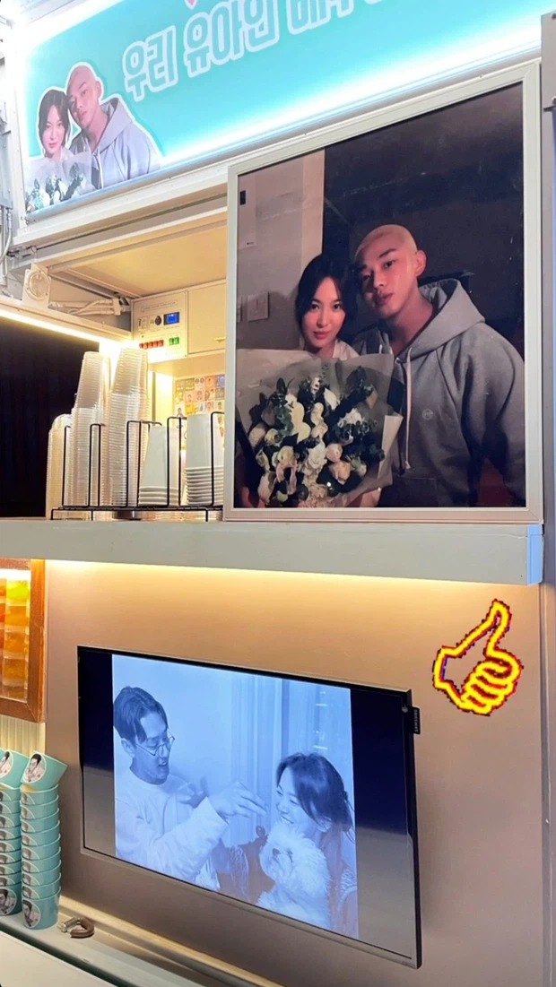 Trước đó, nữ diễn viên cũng gửi xe tải đồ ăn đến phim trường của bạn thân Yoo Ah In. Ảnh: IG