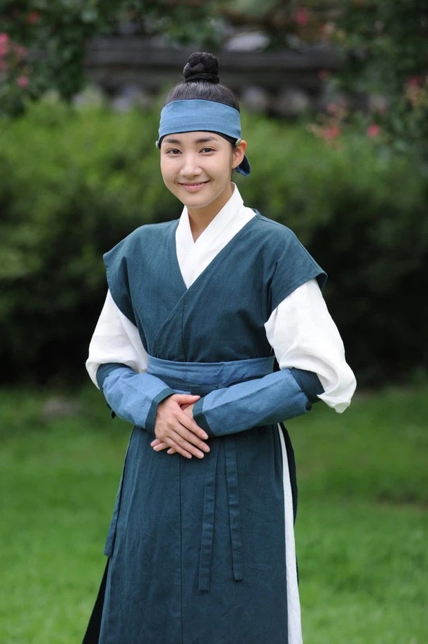 8 mỹ nhân Kbiz giả trai trên màn ảnh: Son Ye Jin tạo hình hài hước, Park Min Young dù thư sinh vẫn cực xinh - Ảnh 7 8 mỹ nhân Kbiz giả trai trên màn ảnh: Son Ye Jin tạo hình hài hước, Park Min Young dù thư sinh vẫn cực xinh - Ảnh 7