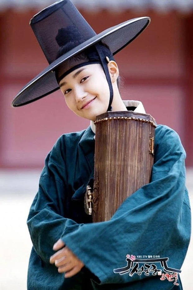 8 mỹ nhân Kbiz giả trai trên màn ảnh: Son Ye Jin tạo hình hài hước, Park Min Young dù thư sinh vẫn cực xinh - Ảnh 6 8 mỹ nhân Kbiz giả trai trên màn ảnh: Son Ye Jin tạo hình hài hước, Park Min Young dù thư sinh vẫn cực xinh - Ảnh 6