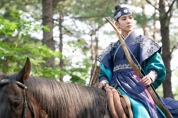 8 mỹ nhân Kbiz giả trai trên màn ảnh: Son Ye Jin tạo hình hài hước, Park Min Young dù thư sinh vẫn cực xinh - Ảnh 12 8 mỹ nhân Kbiz giả trai trên màn ảnh: Son Ye Jin tạo hình hài hước, Park Min Young dù thư sinh vẫn cực xinh - Ảnh 12