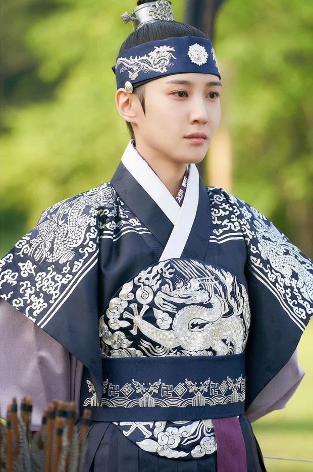 8 mỹ nhân Kbiz giả trai trên màn ảnh: Son Ye Jin tạo hình hài hước, Park Min Young dù thư sinh vẫn cực xinh - Ảnh 13 8 mỹ nhân Kbiz giả trai trên màn ảnh: Son Ye Jin tạo hình hài hước, Park Min Young dù thư sinh vẫn cực xinh - Ảnh 13
