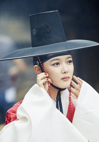 8 mỹ nhân Kbiz giả trai trên màn ảnh: Son Ye Jin tạo hình hài hước, Park Min Young dù thư sinh vẫn cực xinh - Ảnh 11 8 mỹ nhân Kbiz giả trai trên màn ảnh: Son Ye Jin tạo hình hài hước, Park Min Young dù thư sinh vẫn cực xinh - Ảnh 11