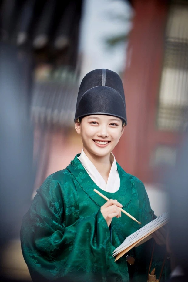 8 mỹ nhân Kbiz giả trai trên màn ảnh: Son Ye Jin tạo hình hài hước, Park Min Young dù thư sinh vẫn cực xinh - Ảnh 10 8 mỹ nhân Kbiz giả trai trên màn ảnh: Son Ye Jin tạo hình hài hước, Park Min Young dù thư sinh vẫn cực xinh - Ảnh 10