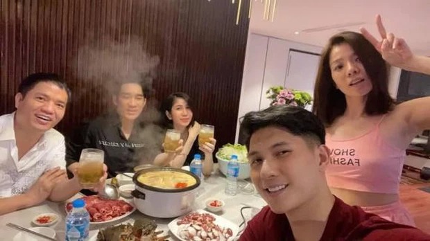 Lệ Quyên cũng tự tin trưng mặt mộc khi ở bên bạn bè. Ảnh: FBNV Lệ Quyên cũng tự tin trưng mặt mộc khi ở bên bạn bè. Ảnh: FBNV