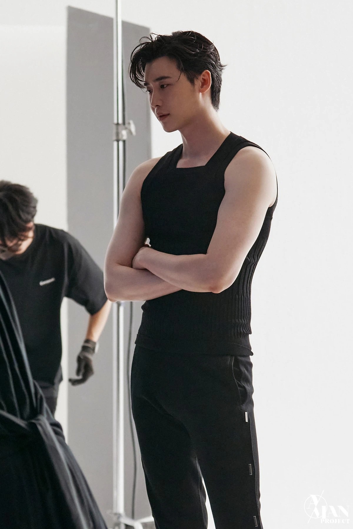 Lee Jong Suk lộ loạt ảnh thân hình như tượng tạc, thần thái 'bao ngầu' với ánh mắt có khả năng 'chế ngự' triệu trái tim - Ảnh 2 Lee Jong Suk lộ loạt ảnh thân hình như tượng tạc, thần thái 'bao ngầu' với ánh mắt có khả năng 'chế ngự' triệu trái tim - Ảnh 2