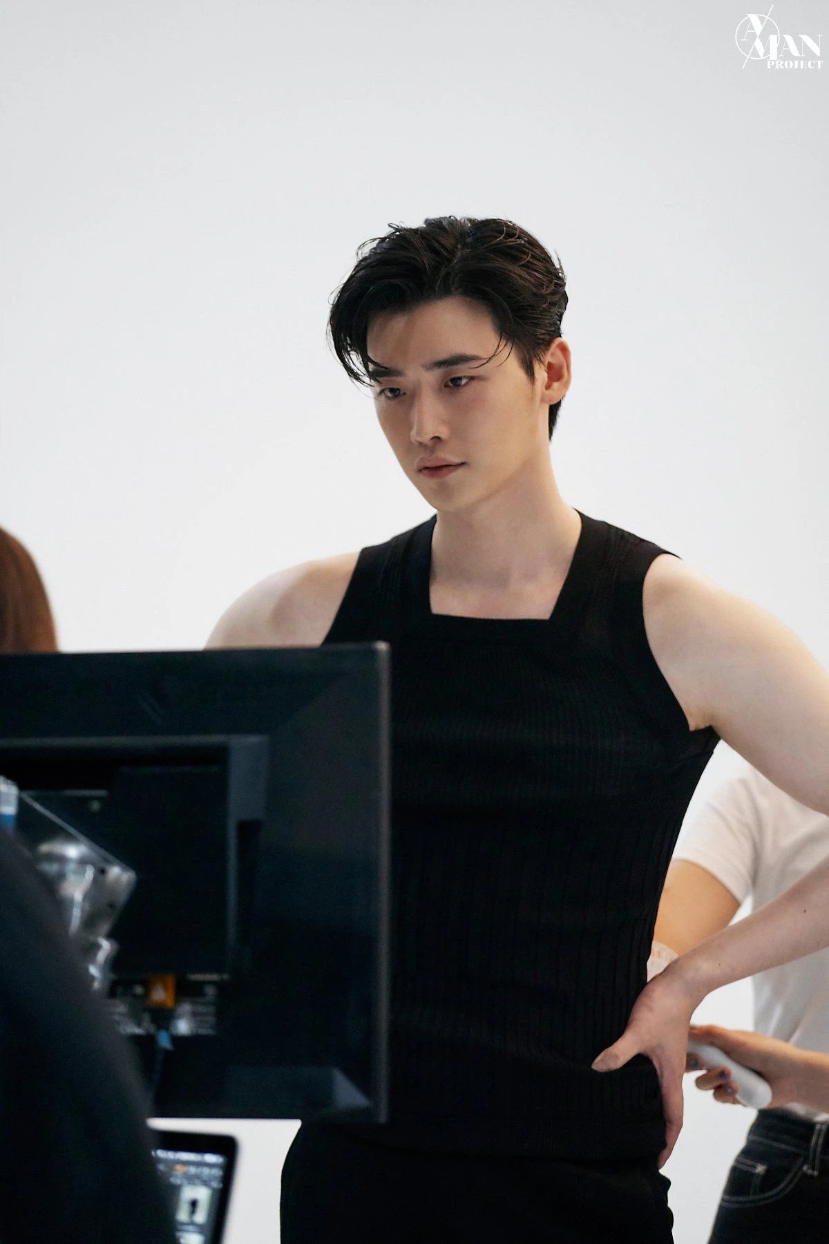 Lee Jong Suk lộ loạt ảnh thân hình như tượng tạc, thần thái 'bao ngầu' với ánh mắt có khả năng 'chế ngự' triệu trái tim - Ảnh 3 Lee Jong Suk lộ loạt ảnh thân hình như tượng tạc, thần thái 'bao ngầu' với ánh mắt có khả năng 'chế ngự' triệu trái tim - Ảnh 3