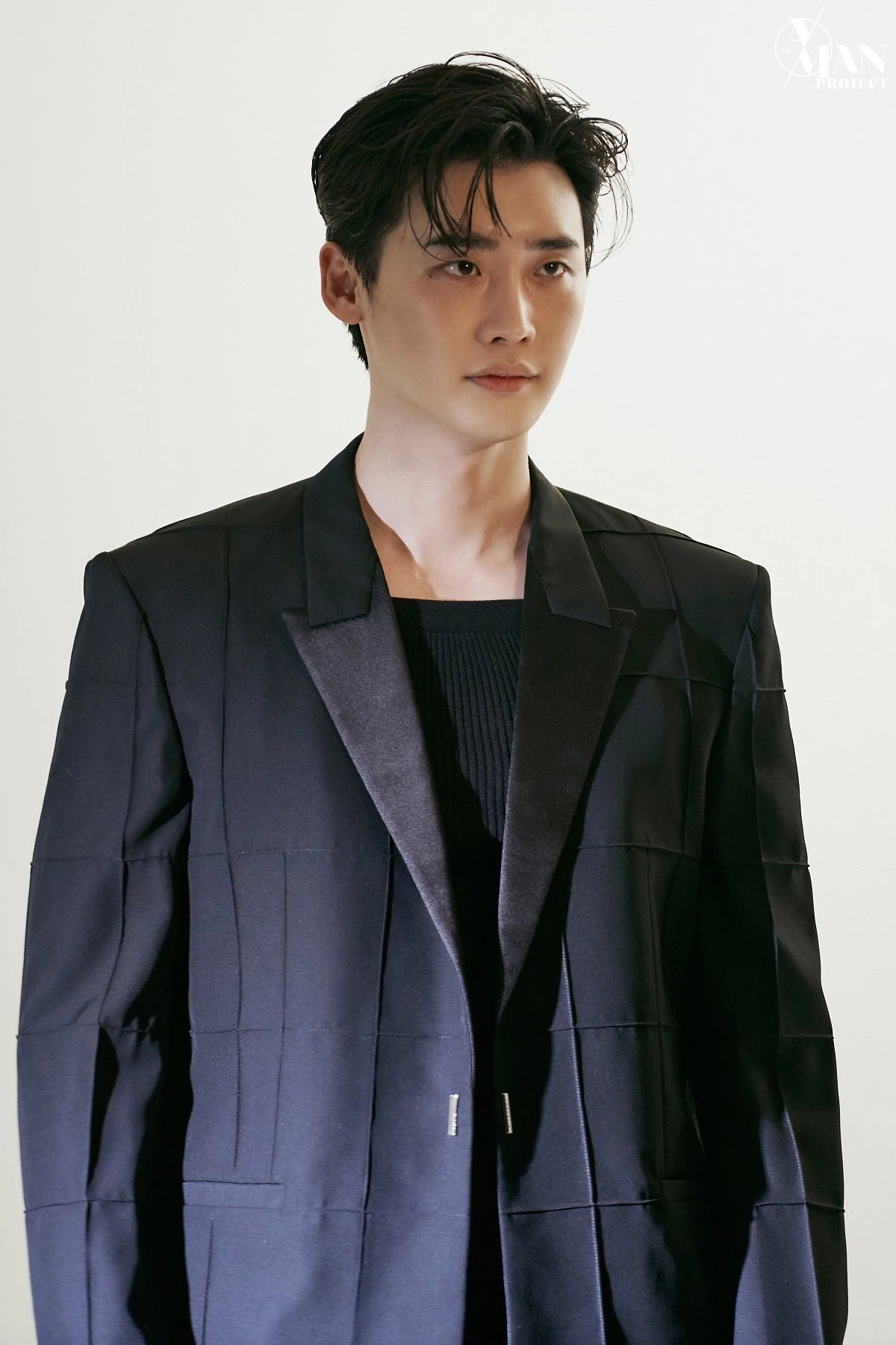 Lee Jong Suk lộ loạt ảnh thân hình như tượng tạc, thần thái 'bao ngầu' với ánh mắt có khả năng 'chế ngự' triệu trái tim - Ảnh 1 Lee Jong Suk lộ loạt ảnh thân hình như tượng tạc, thần thái 'bao ngầu' với ánh mắt có khả năng 'chế ngự' triệu trái tim - Ảnh 1