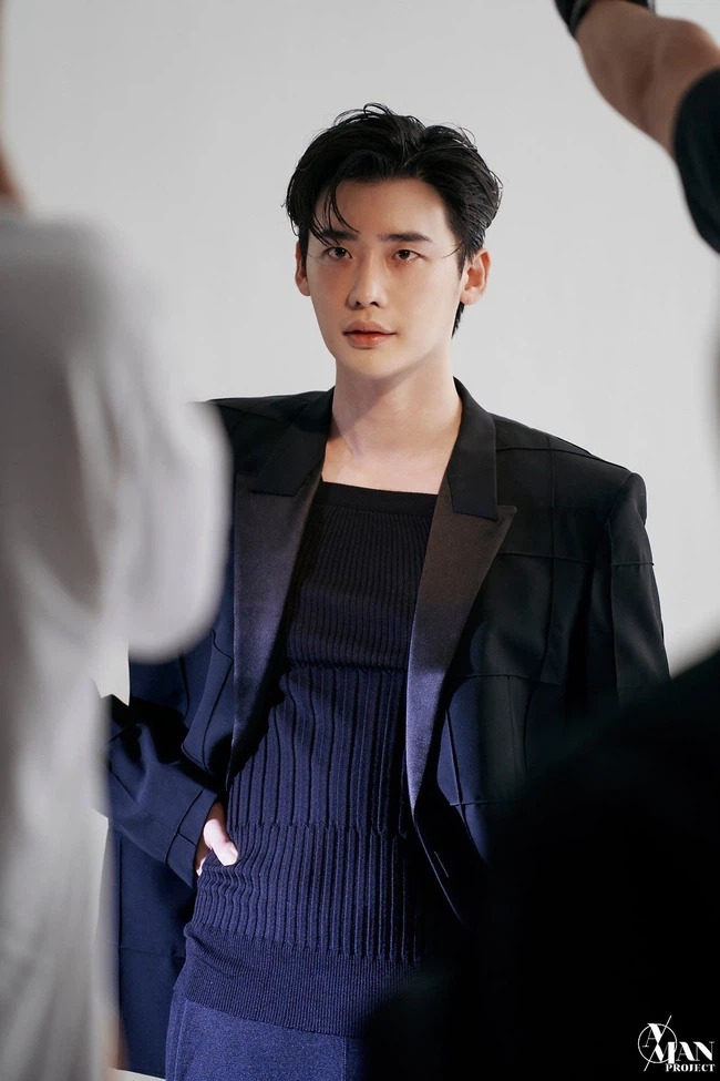 Lee Jong Suk điển trai, thần thái ngút ngàn trong bộ ảnh hậu trường. Ảnh: IG Lee Jong Suk điển trai, thần thái ngút ngàn trong bộ ảnh hậu trường. Ảnh: IG