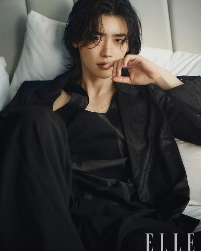 Lee Jong Suk lộ loạt ảnh thân hình như tượng tạc, thần thái 'bao ngầu' với ánh mắt có khả năng 'chế ngự' triệu trái tim - Ảnh 4 Lee Jong Suk lộ loạt ảnh thân hình như tượng tạc, thần thái 'bao ngầu' với ánh mắt có khả năng 'chế ngự' triệu trái tim - Ảnh 4
