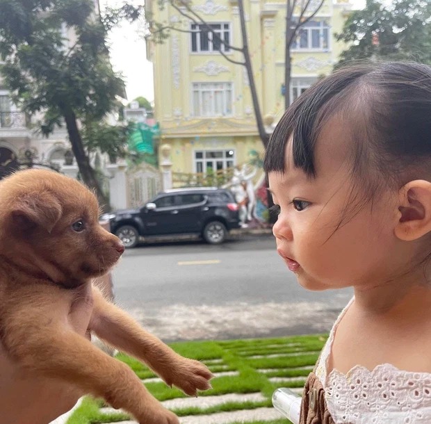 Khoảnh khắc dễ thương của Suchin bên thành viên mới. Ảnh: FBNV Khoảnh khắc dễ thương của Suchin bên thành viên mới. Ảnh: FBNV