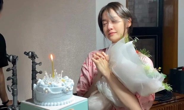 Yoona mắt đẫm lệ trong ngày đóng máy Miracle. Ảnh: chụp màn hình Yoona mắt đẫm lệ trong ngày đóng máy Miracle. Ảnh: chụp màn hình