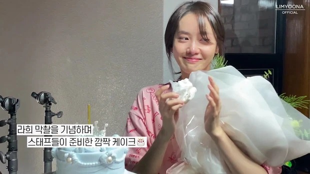 Dù để mặt mộc trong sự xúc động, thế nhưng nhan sắc Yoona vẫn khiến dân tình trầm trồ. Ảnh: Chụp màn hình Dù để mặt mộc trong sự xúc động, thế nhưng nhan sắc Yoona vẫn khiến dân tình trầm trồ. Ảnh: Chụp màn hình
