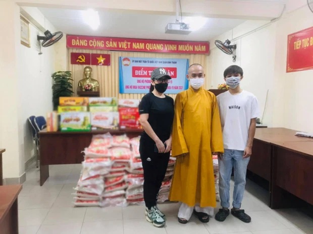 Hồ Văn Cường có động thái đầu tiên khi hay tin mẹ nuôi Phi Nhung qua đời vì Covid-19 5 Hồ Văn Cường có động thái đầu tiên khi hay tin mẹ nuôi Phi Nhung qua đời vì Covid-19 5