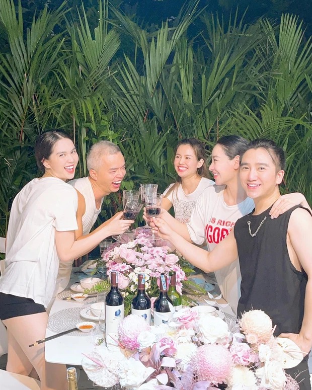 Lên đồ giản dị, Ngọc Trinh vẫn xinh đẹp và nổi bật. Ảnh: FBNV