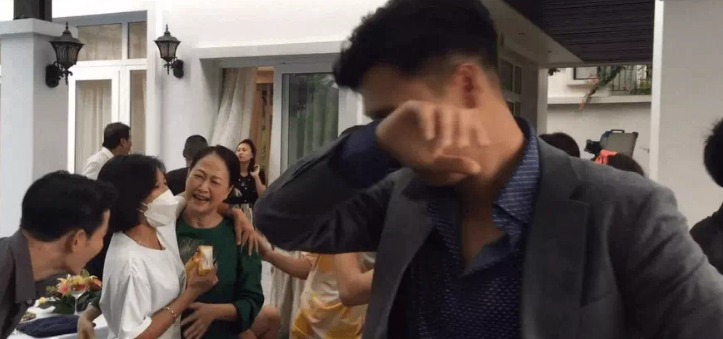 Vừa lộ ảnh nức nở, Mạnh Trường nhanh chóng 'quay xe' lấp liếm cho phút yếu lòng khi Hương vị tình thân đóng máy - Ảnh 1 Vừa lộ ảnh nức nở, Mạnh Trường nhanh chóng 'quay xe' lấp liếm cho phút yếu lòng khi Hương vị tình thân đóng máy - Ảnh 1