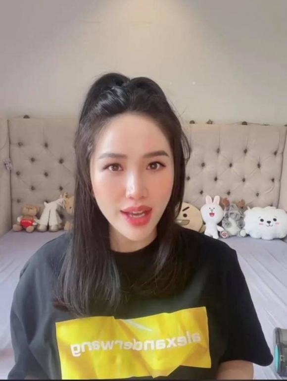 Bảo Thy lộ diện với thân hình phốp pháp thấy rõ. Bên cạnh đó, phòng ngủ của nữ ca sĩ còn được trang trí với rất nhiều thú bông. Ảnh: Chụp màn hình Bảo Thy lộ diện với thân hình phốp pháp thấy rõ. Bên cạnh đó, phòng ngủ của nữ ca sĩ còn được trang trí với rất nhiều thú bông. Ảnh: Chụp màn hình