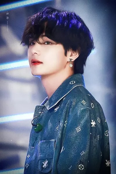 Áp đảo với số phiếu 607.000 chính là V (BTS). Anh chàng thậm chí còn có giấy chứng nhận mang tên mình đến từ tạp chí Nubia Pages khi trở thành 'Người đàn ông đẹp trai nhất thế giới 2021'