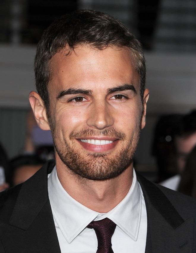 Nam diễn viên người Anh Theo James với vẻ đẹp đậm chất nam tính nắm giữ vị trí thứ 7 trong BXH này