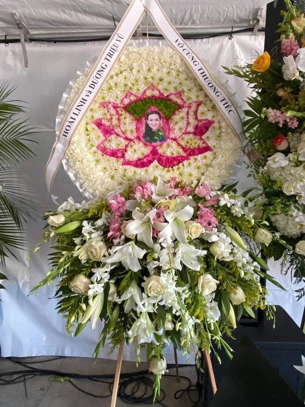 Vòng hoa Hoài Linh và Dương Triệu Vũ gửi đến trong tang lễ Phi Nhung. Ảnh: Internet Vòng hoa Hoài Linh và Dương Triệu Vũ gửi đến trong tang lễ Phi Nhung. Ảnh: Internet